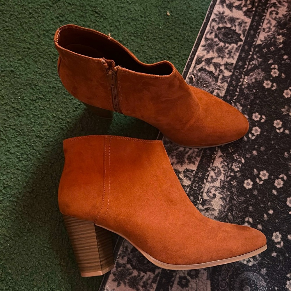 Only worn once for about 45 minutes..Size 10 Old Navy ankle boots